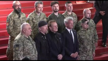 Cannes: Bono, Sean Penn e i militari ucraini sul red carpet