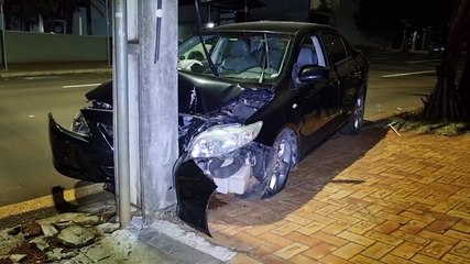 Corolla colide contra poste e interdita pista na Rua Minas Gerais