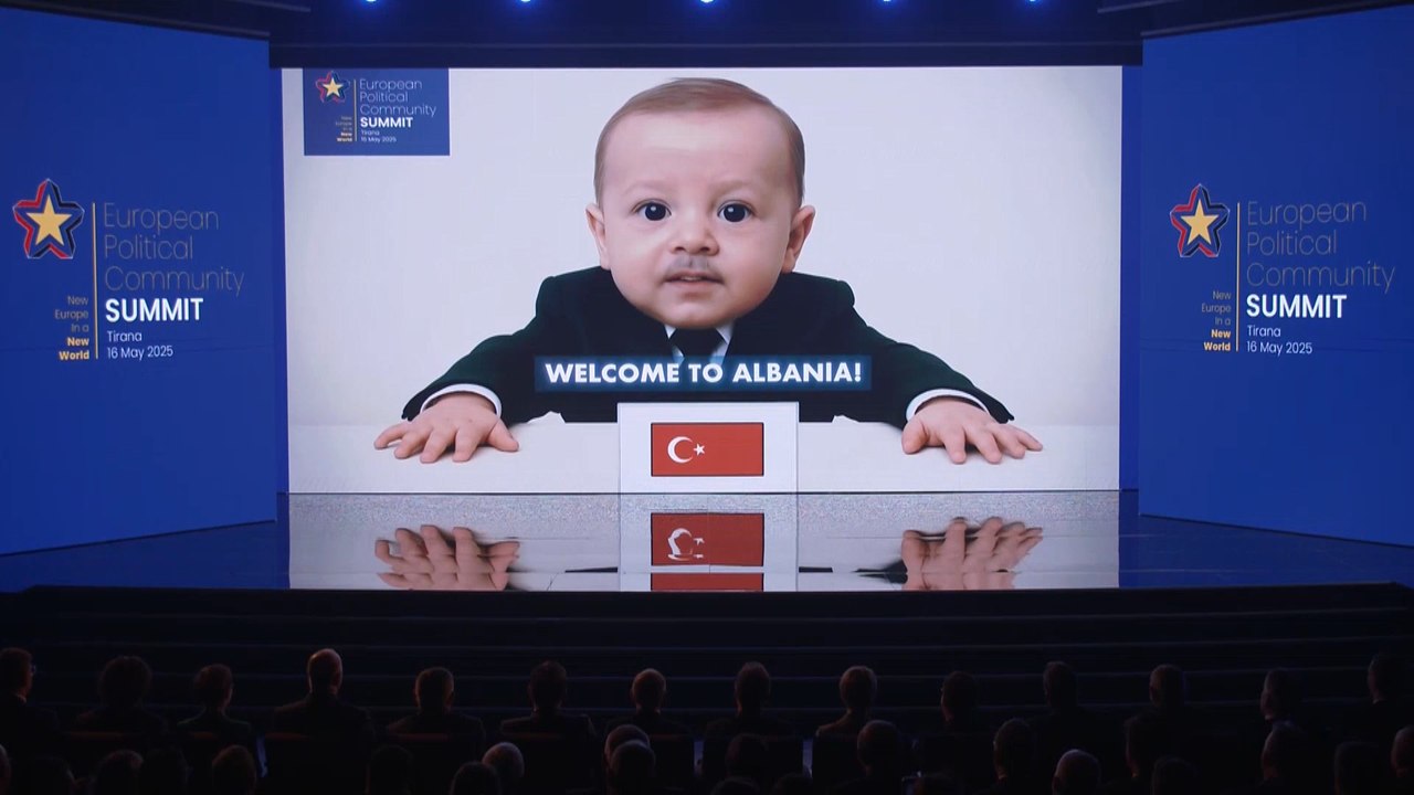 Arnavutluk'ta Cumhurbaşkanı Erdoğan ve liderlerin yapay zekayla oluşturulan çocukluk görüntüleri izletildi