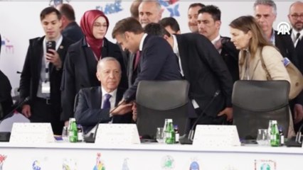 Erdoğan, selamlaşırken Macron'un parmağını sıktı; konuşma boyunca bırakmadı