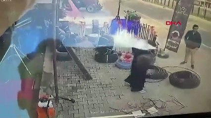 Bıçaklı saldırgana müdahale edip kadını kurtardı