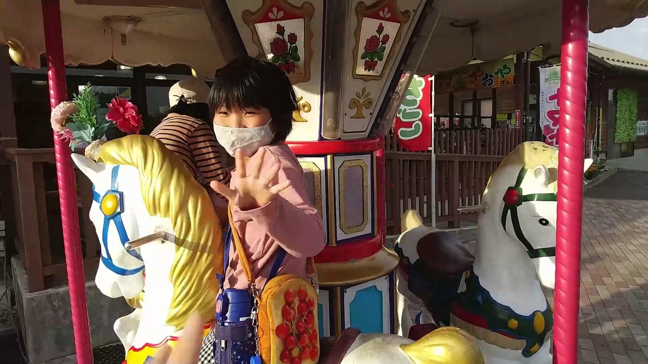 【GW旅行】メリーゴーランドに初挑戦の4歳児男の子（発達障がい（知的障害）-自閉性スペクトラム症）でもなぜか浮かない顔をしていて…！すぐに理由が判明（笑）