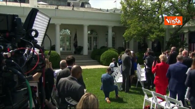 Trump e la First Lady Melania nel giardino delle Rose per la firma legge contro revenge porn
