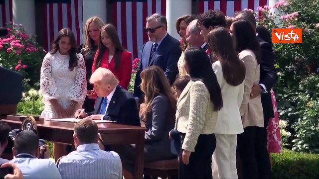 Trump firma la legge voluta da Melania contro il revenge porn nel Giardino delle Rose