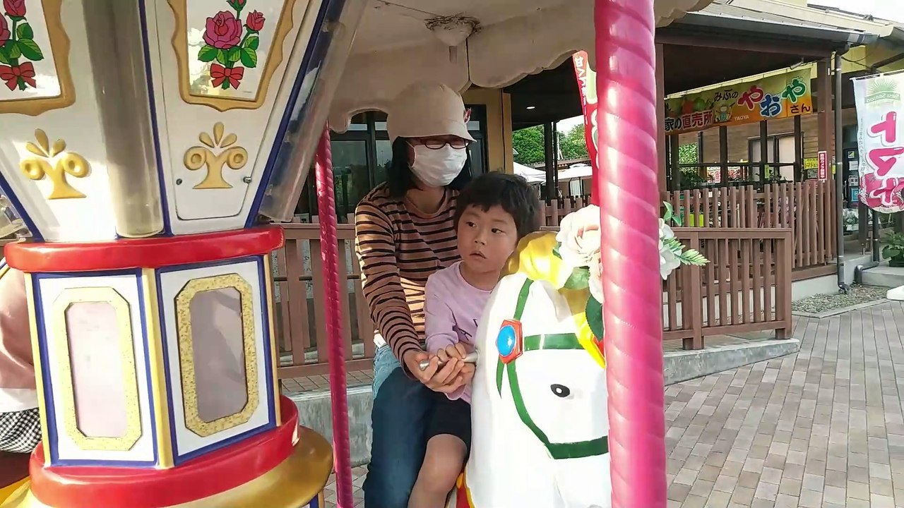 【GW旅行】楽しかったメリーゴーランドが止まってしまって少し悲しそうな4歳児男の子（発達障がい（知的障害）-自閉性スペクトラム症）
