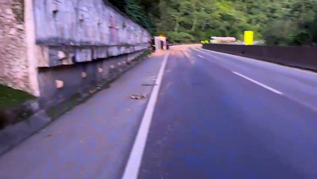 Acidente entre caminhões causa derramamento de etanol e interdita BR-277 no litoral