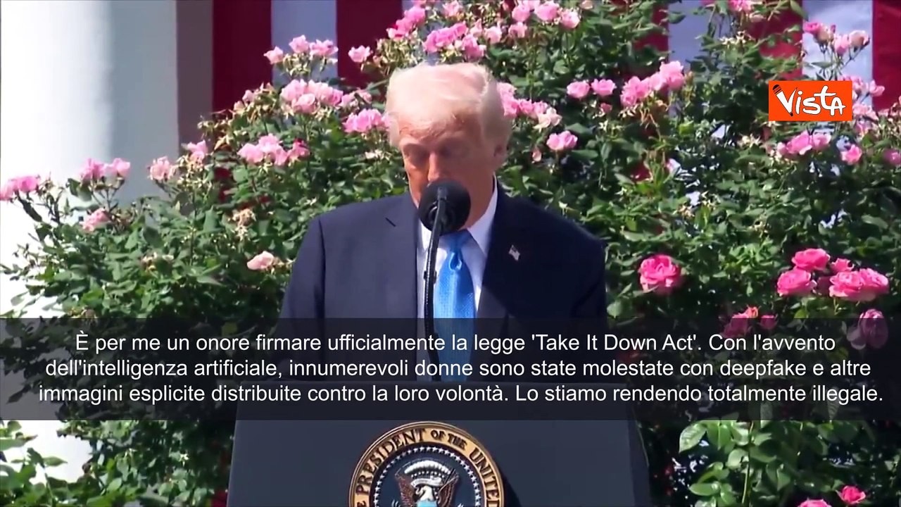 Trump firma legge contro revenge porn: "Per me un onore"