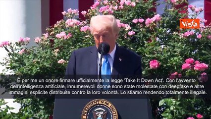 Trump firma legge contro revenge porn: "Per me un onore"