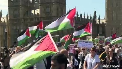 Migliaia di manifestanti pro-palestinesi marciano a Londra
