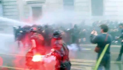 Gli scontri tra Polizia e il "blocco nero"