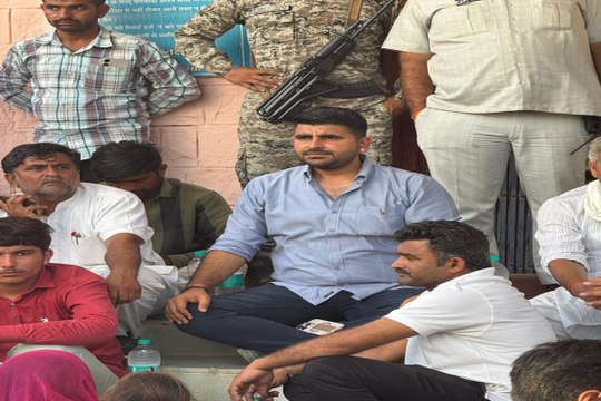 बाड़मेर में 'हाईटेंशन' विवाद, ग्रामीण-पुलिस आमने-सामने, थाने में धरने पर बैठे विधायक रविंद्र सिंह भाटी