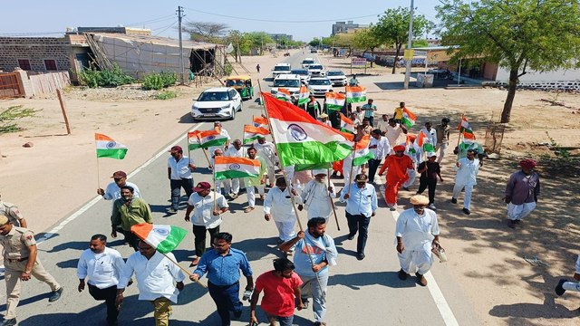 Watch Video: निकली तिरंगा यात्रा, तिरंगा लेकर सेना को किया सलाम, लगाए देशभक्ति के नारे