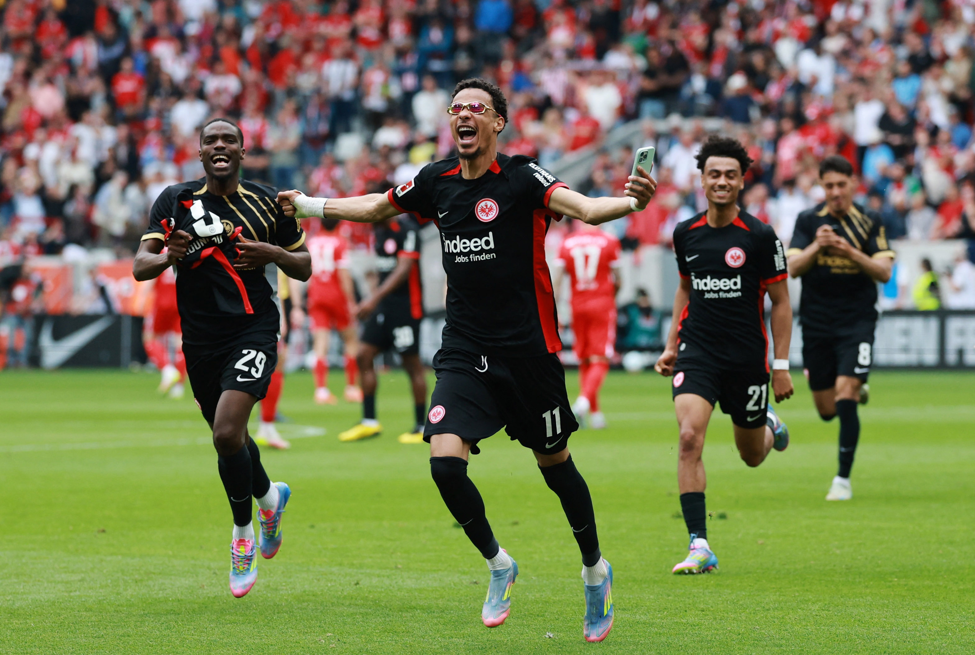 Bundesliga : L'Eintracht Francfort d'Ekitike arrache la C1, Fribourg en C3