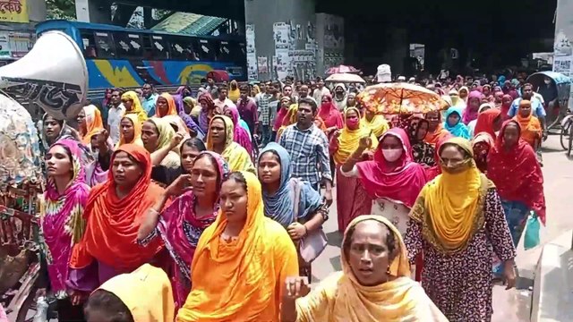 ১৪মাসের বকেয়া বেতন ভাতার দাবীতে টিএনজেড শ্রমিকদের রাজপথে আন্দোলন