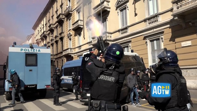Scontri a Milano, la polizia usa i lacrimogeni contro gli antagonisti