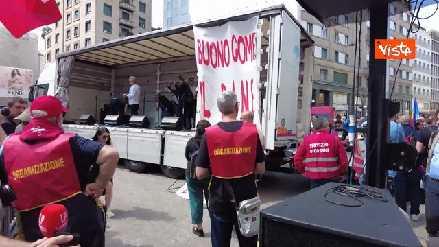 Bonelli, Landini, Schlein e Fratoianni leggono articoli della Costituzione in piazza contro l'odio