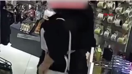 Takı dükkanında gözlük hırsızlığı kamerada