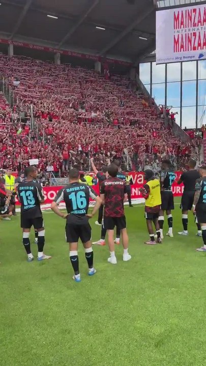 Último adiós de Xabi Alonso a los aficionados del Leverkusen