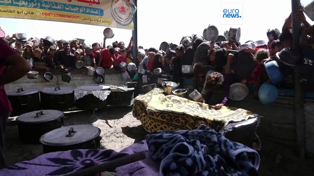 صراخ وبكاء طلبًا للطعام.. الأطفال يصطفون أمام المطابخ الخيرية في غزة