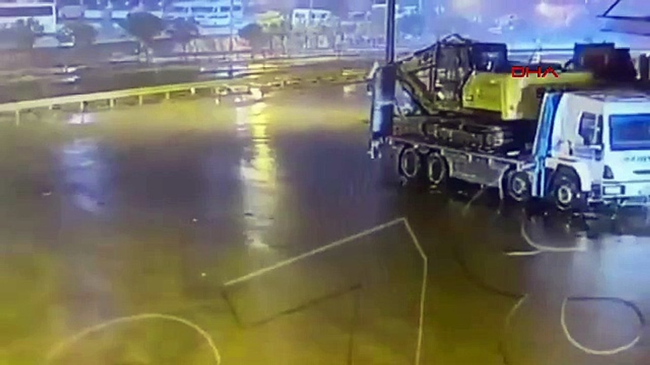 Edirne'de bariyere çarpan otomobildeki 3 kişi yaralandı; kaza kamerada