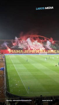 Bentuk protes Suporter PSS Sleman Terhadap Manajemen Club, Nyalakan Flare dan Banner Sarkas