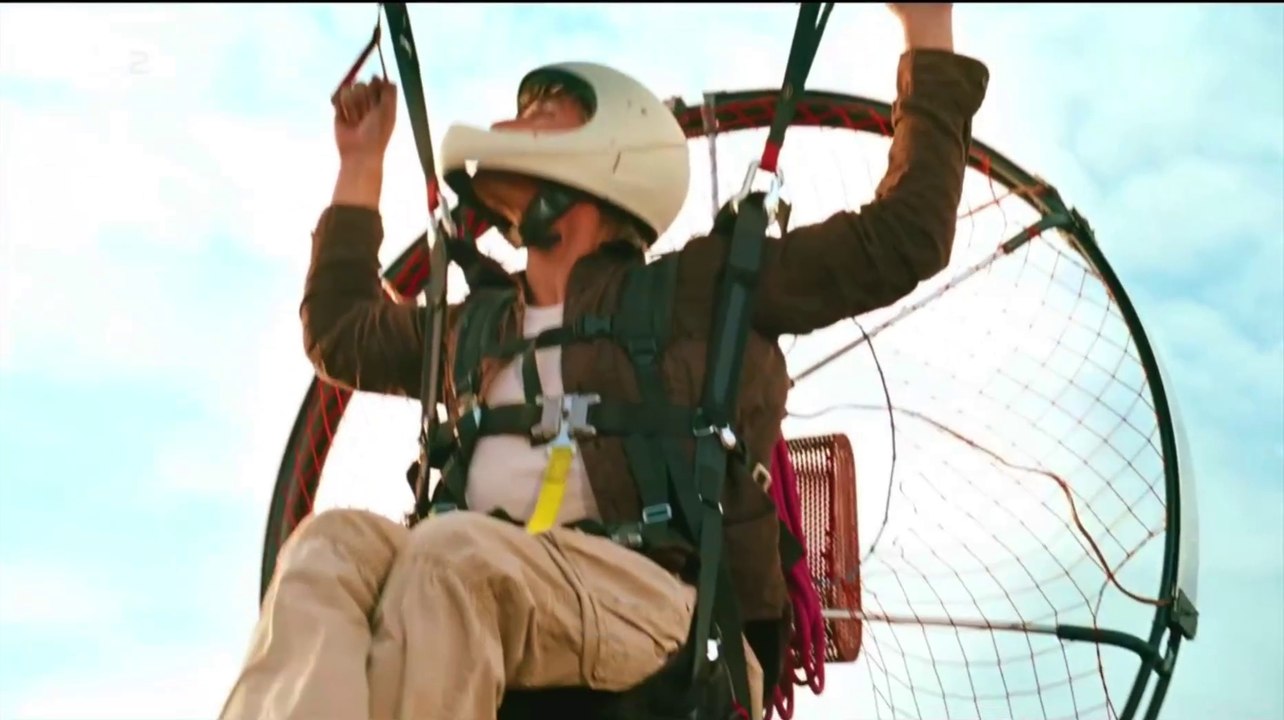 Löwenzahn – Das Kinoabenteuer - paramotor shot down