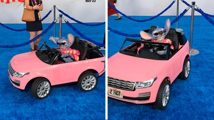 Stitch causa sensación al llegar en coche a la premier de Lilo y Stitch
