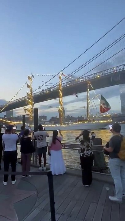 Buque mexicano se estrella con puente de Nueva York