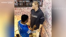 憋住别笑，你能忍到第几个？32个猝不及防的搞笑瞬间-p01-80