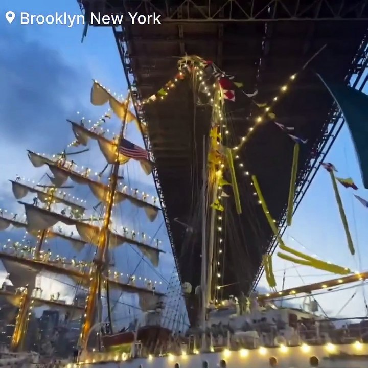 New York : Regardez les images incompréhensibles de cet immense voilier avec 200 personnes à bord, qui s'est fracassé cette nuit sur le Brooklyn Bridge faisant 2 morts