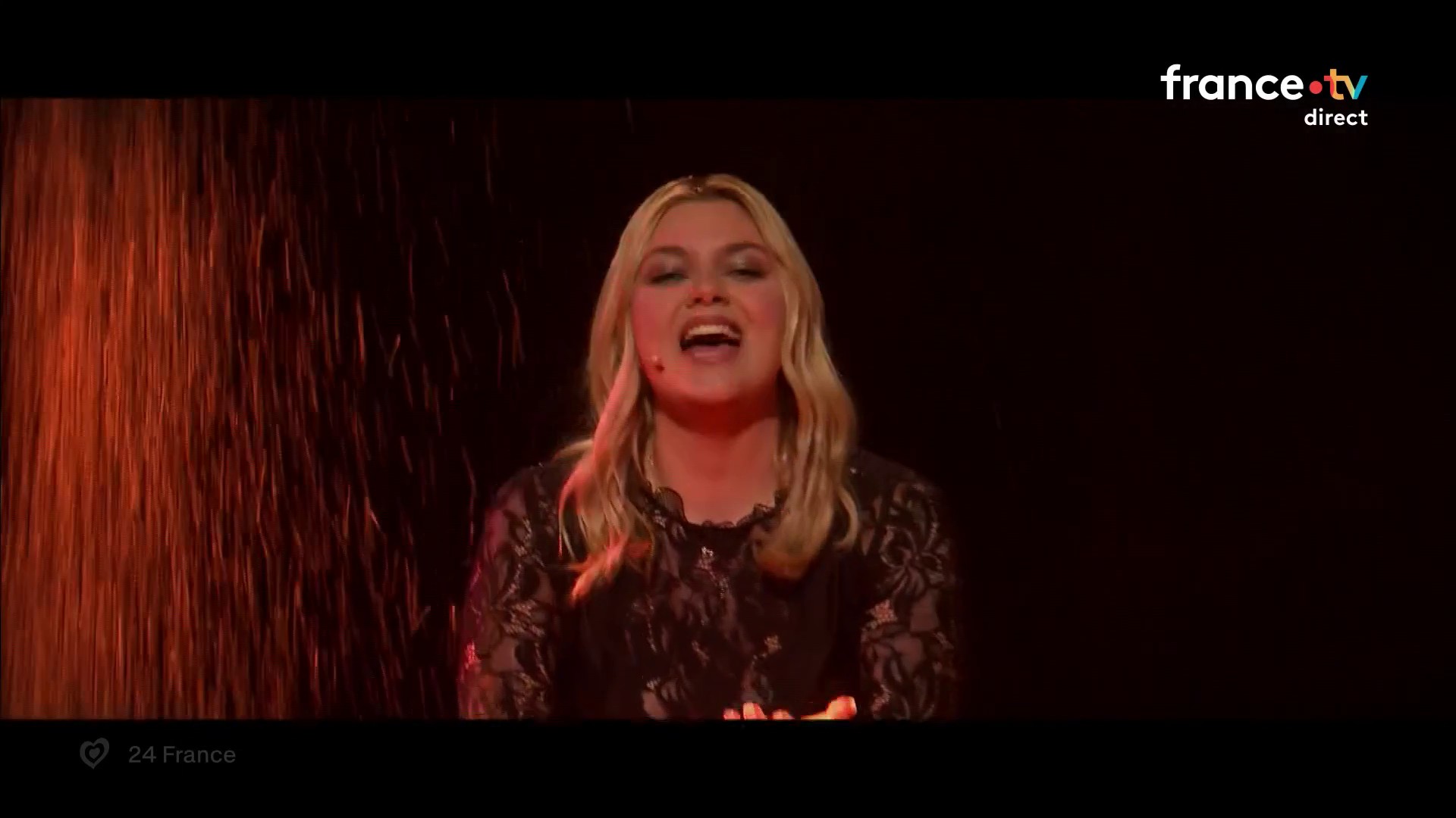 VOICI - Eurovision 2025 : les mots de Louane à sa mère noyés par les  applaudissements, ce qu'a dit la chanteuse