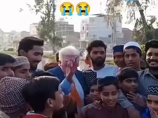 Donald Trump ko Pakistan main Road per Pakar lia