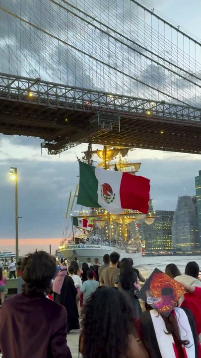 Meksika donanmasına ait geminin Brooklyn Köprüsü'ne çarpma anı