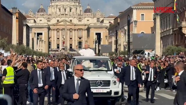 Papa Leone XIV, il passaggio di Prevost su via della Conciliazione verso San Pietro
