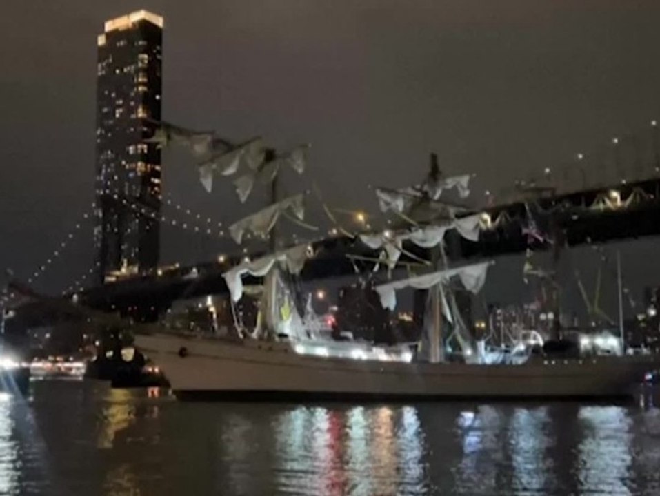 New york: marineschiff kracht in brooklyn bridge