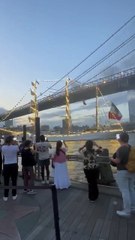 Una nave scuola messicana urta contro il ponte di Brooklyn due morti