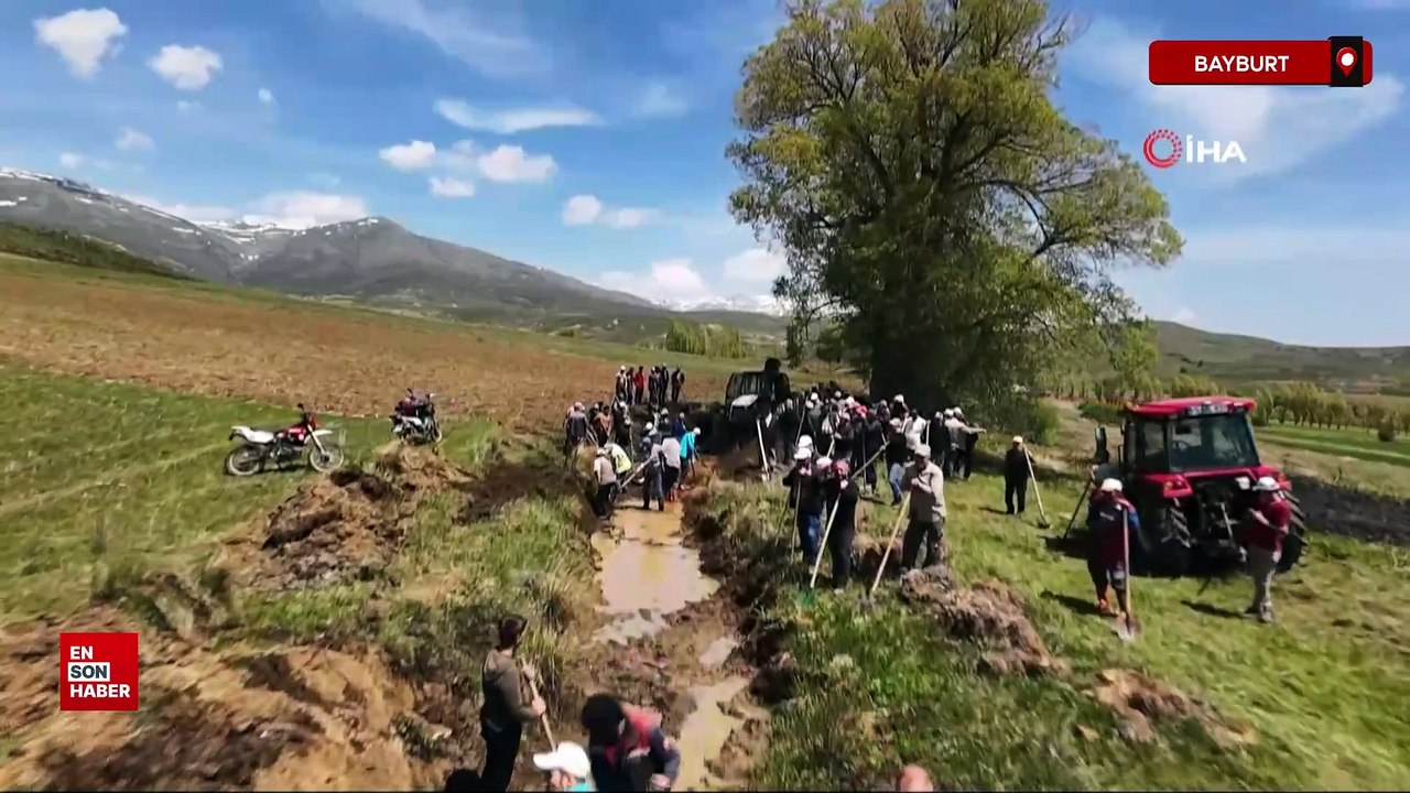 Bayburt'ta yüzlerce köylü imeceyle 4 kilometrelik sulama kanalını temizledi