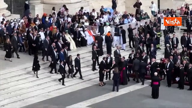 Jd Vance arriva sul sagrato di San Pietro per la Mesa di insediamento di Papa Leone XIV