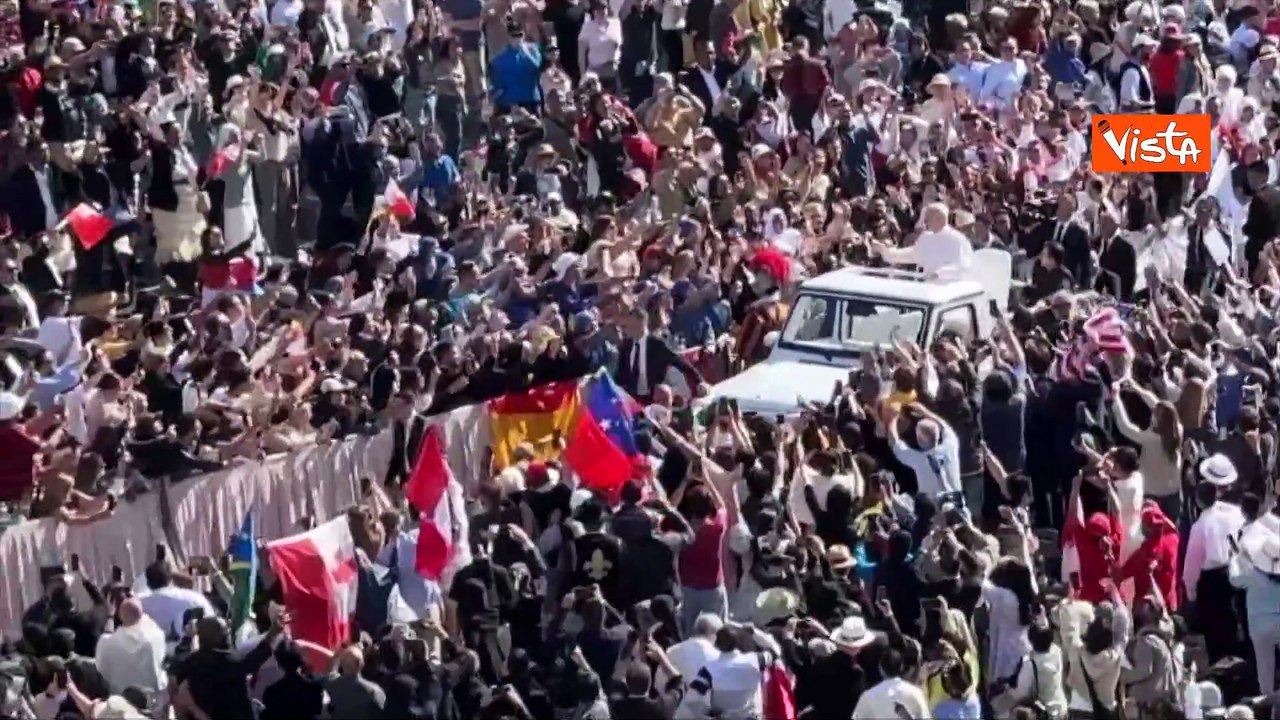 Giro in Papamobile di Leone XIV per salutare i fedeli prima della Messa di insediamento