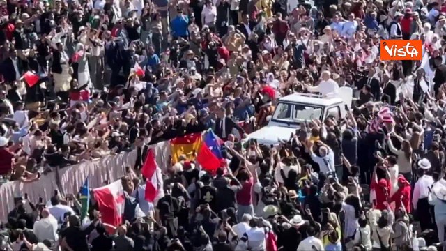Giro in Papamobile di Leone XIV per salutare i fedeli prima della Messa di insediamento