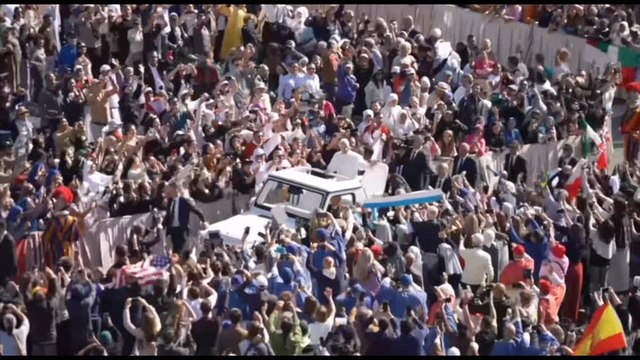 Piazza San Pietro gremita, primo bagno di folla per Papa Leone XIV