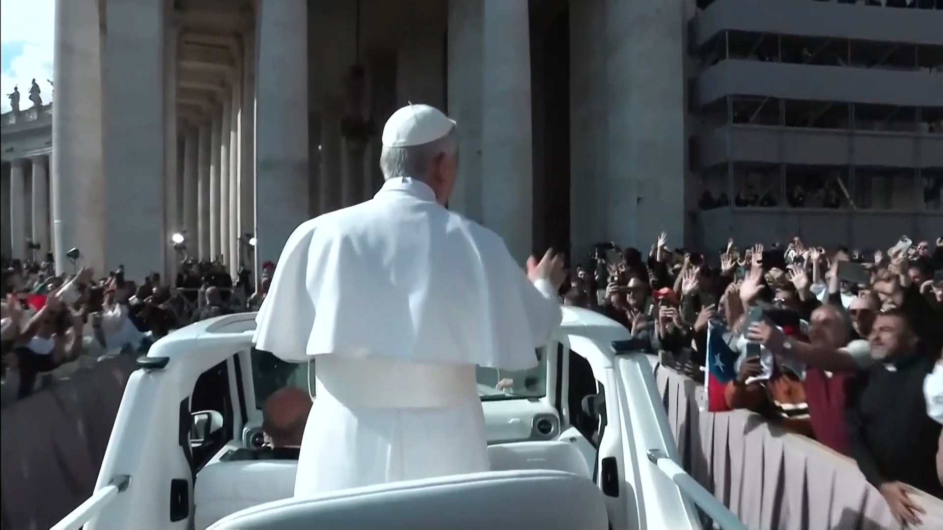 León XIV usa por primera vez el papamóvil