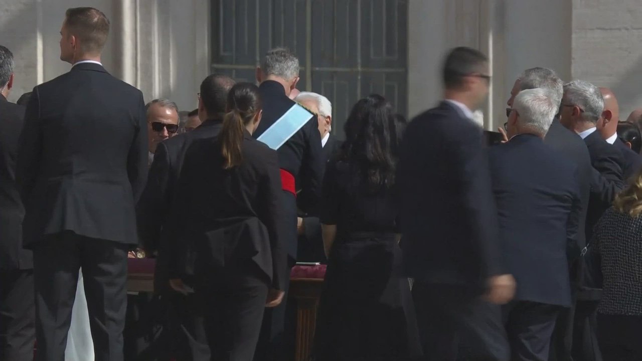 La Reina Letizia y el Felipe VI acuden a la misa inaugural del Papa León XIV: saludo con Zelensky