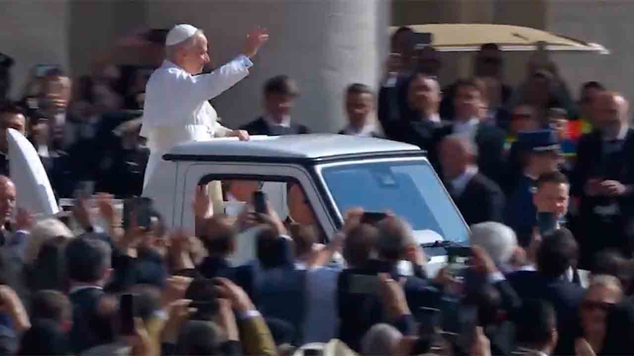 Video: Il primo giro di Leone XIV sulla papamobile commuove i fedeli in Vaticano