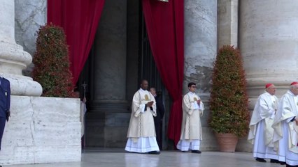 PAPA LEONE DA LA SUA BENEDIZIONE ALL’INIZIO DELLA MESSA INAUGURALE