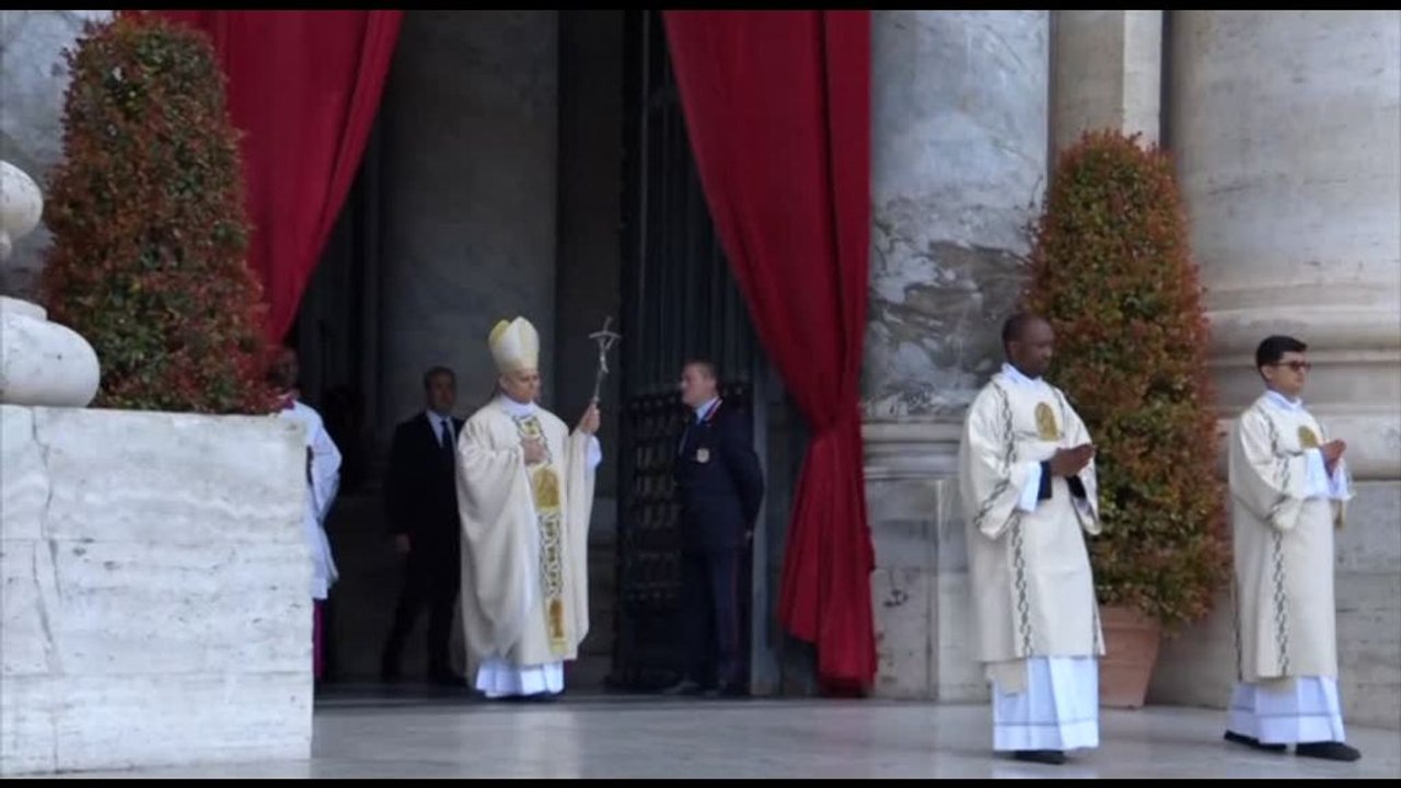 Papa Leone XIV sul sagrato di San Pietro, l'inizio della messa