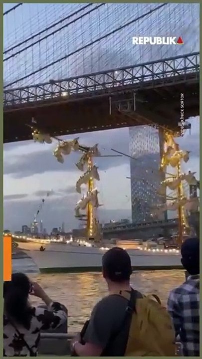 Momen Kapal AL Tabrak Brooklyn Bridge