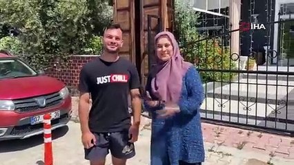 Yıllar önce kaybettiği telefonu geri gelmeyen turist, bulduğu telefona sahibine teslim etti