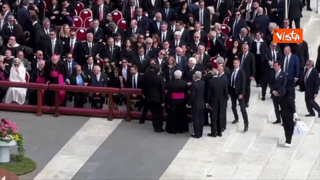Zelensky a San Pietro per la Messa di insediamento di Papa Leone XIV, l'abbraccio con Meloni