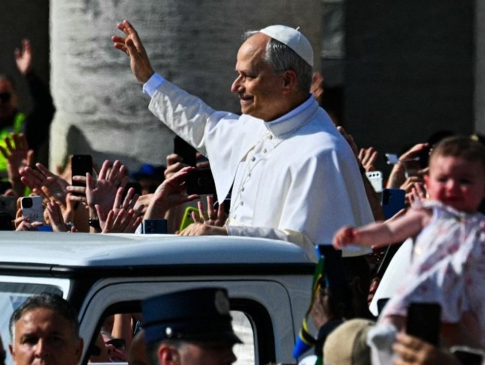 Papst leo xiv. macht erste rundfahrt im papamobil